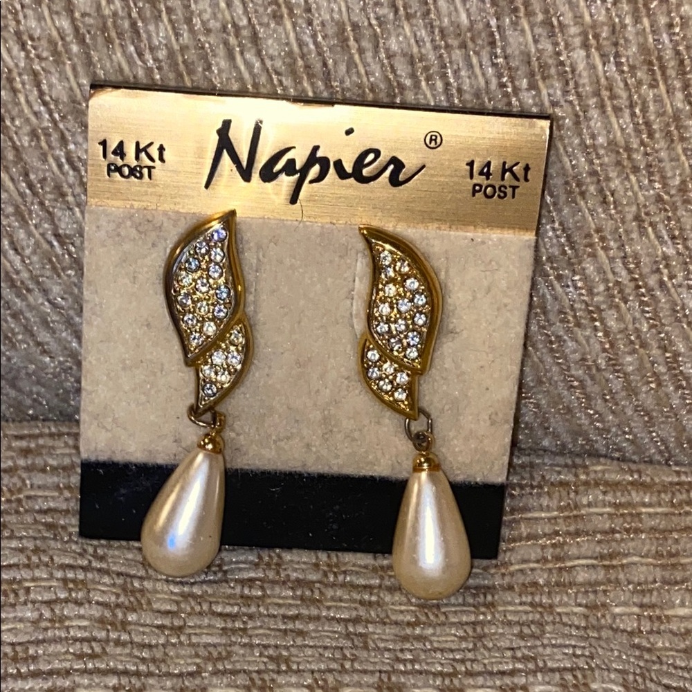 🤍NWT Napier Gold and Cream Pearl Drop Earrings - Vintage